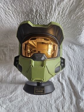 Halo X-Box Master Chief Delux Helmet W/ Led Lights & Stand Green/Gold